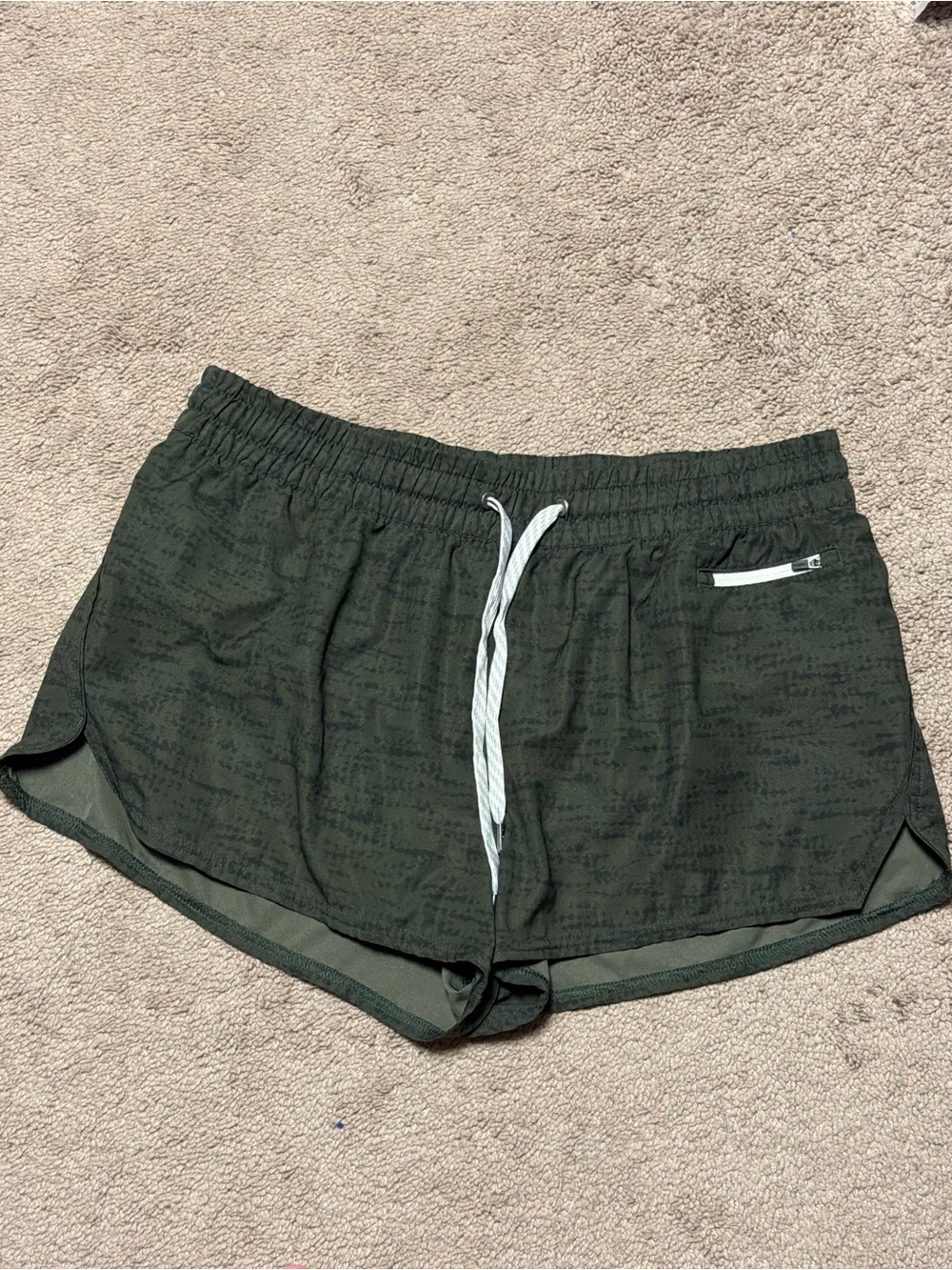NWOT Vuori Women’s Clementine Shorts Army Green and Black size XL